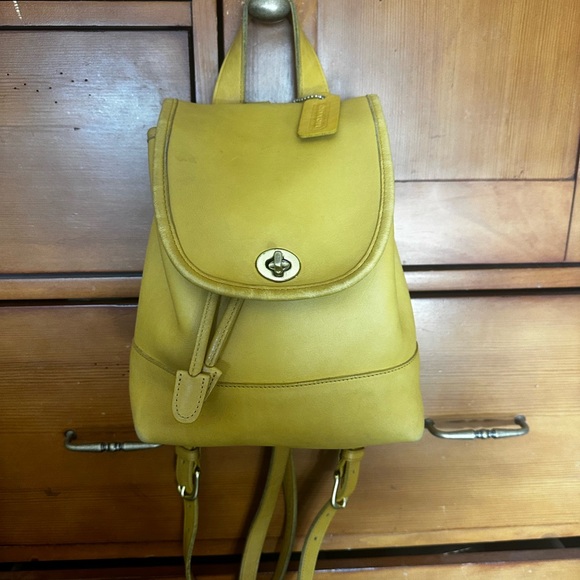 COACH Vintage Small Daypack 9960 Yellow Leather Turnlock Backpack USA 90's - Picture 1 of 8